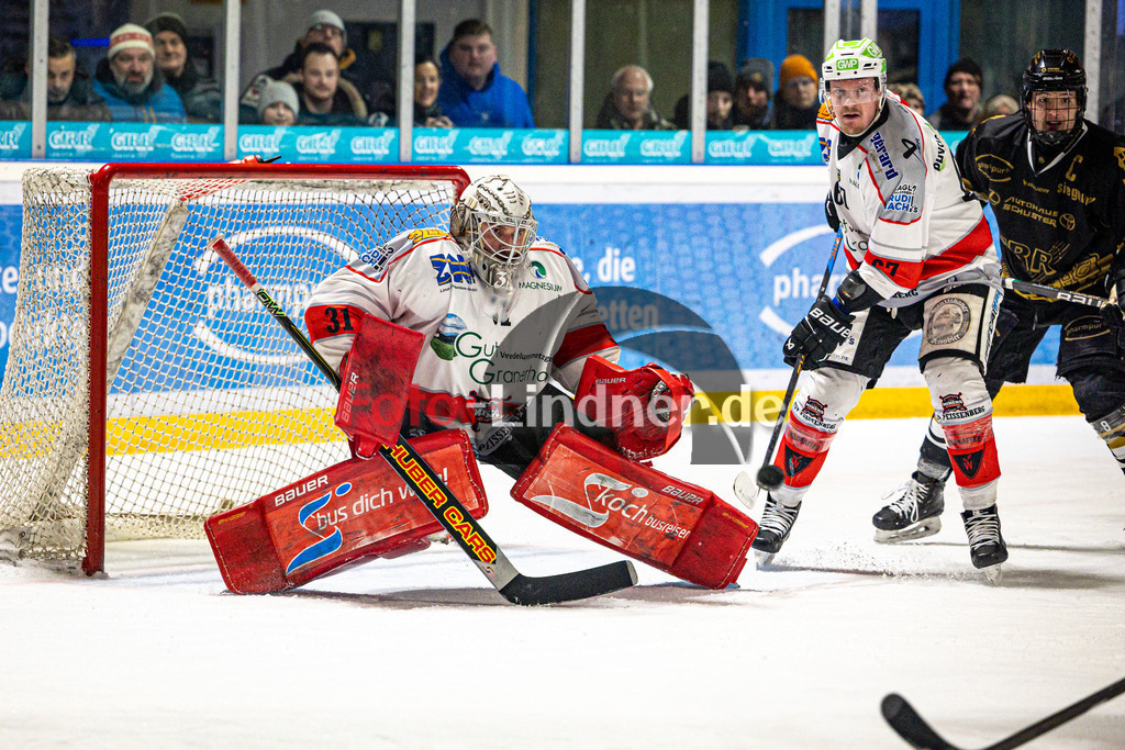EHC Königsbrunn PINGUINE gegen TSV Peißenberg MINERS | Eishockey Bayernliga Herren Playoffs Viertelfinale 2024/25 - Spiel 5 von 7, EHC Königsbrunn PINGUINE gegen TSV Peißenberg MINERS, 20250218,Schuss auf Tor von Korbinian SERTL (MINERS Goali 31),2025-02-18 in Königsbrunn (Eisstadion Königsbrunn)Korbinian SERTL (MINERS Goali 31), Maximilian MALZATZKI (MINERS 67)Copyright: WolfgangxLindner foto-lindner.de