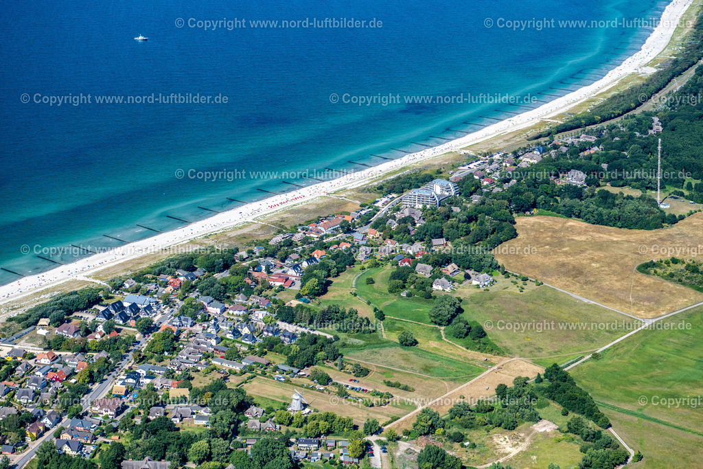 Ahrenshoop_ELS_8781100822 | AHRENSHOOP 10.08.2022 Ortsansicht an der Meeres-Küste der Ostsee in Ahrenshoop an der Ostseeküste im Bundesland Mecklenburg-Vorpommern, Deutschland. Weiterführende Informationen bei: Kurverwaltung Ahrenshoop Eigenbetrieb der Gemeinde Ostseebad Ahrenshoop. // Townscape on the seacoast of Baltic Sea in Ahrenshoop at the baltic sea coast in the state Mecklenburg - Western Pomerania, Germany. Further information at: Kurverwaltung Ahrenshoop Eigenbetrieb der Gemeinde Ostseebad Ahrenshoop. Foto: Martin Elsen