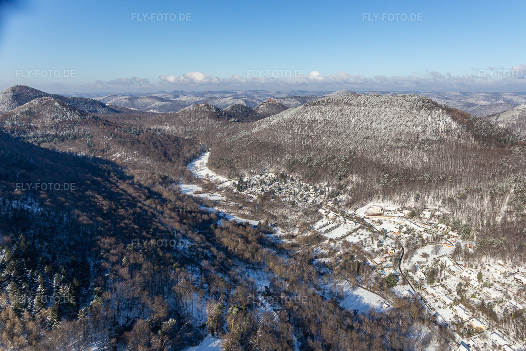 Luftbild: Winterluftbild im Schnee des Birnbachtal in Leinsweiler im Bundesland Rheinland-Pfalz in Deutschland. Foto: IMG_124465.jpg vom 11.02.2021 durch Werner Riehm/FLY-FOTO.de