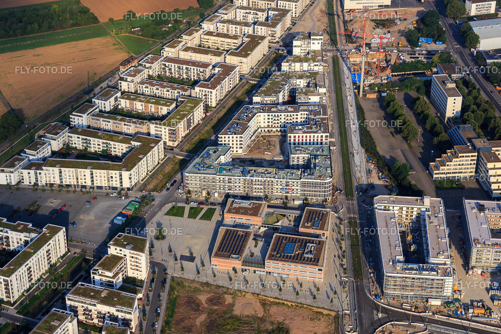 Grüne Meile mit Qube Hotel Bahnstadt und Grundschule Bahnstadt am Gadamerplatz  https://qube-hotel-heidelberg.de/ http://www.grundschule-bahnstadt.de/ | Luftbild: Grüne Meile mit Qube Hotel Bahnstadt und Grundschule Bahnstadt am Gadamerplatz  https://qube-hotel-heidelberg.de/ http://www.grundschule-bahnstadt.de/ im Ortsteil Bahnstadt in Heidelberg im Bundesland Baden-Württemberg in Deutschland. Foto: IMG_117130.jpg vom 25.08.2019 durch Werner Riehm/FLY-FOTO.de - Realisiert mit Pictrs.com