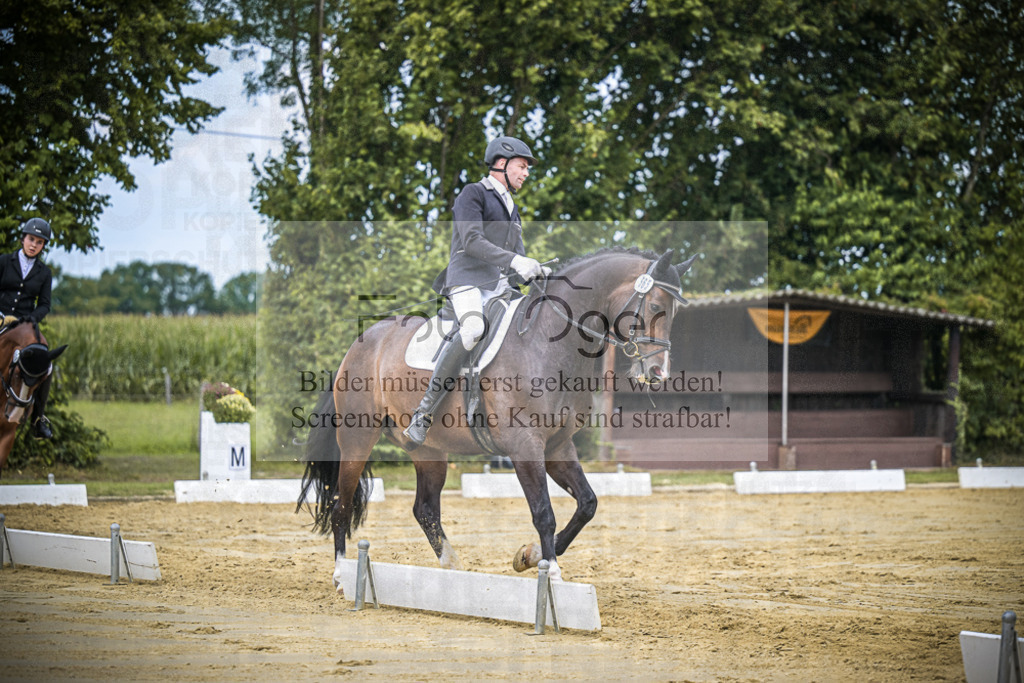DOS_1429 | Entdecke hochwertige Reitturnierfotos von Foto Oger. Professionell, emotional und authentisch – jetzt Lieblingsmomente im Shop bestellen.Deutschlandweite Turnierfotografie. - Realisiert mit Pictrs.com
