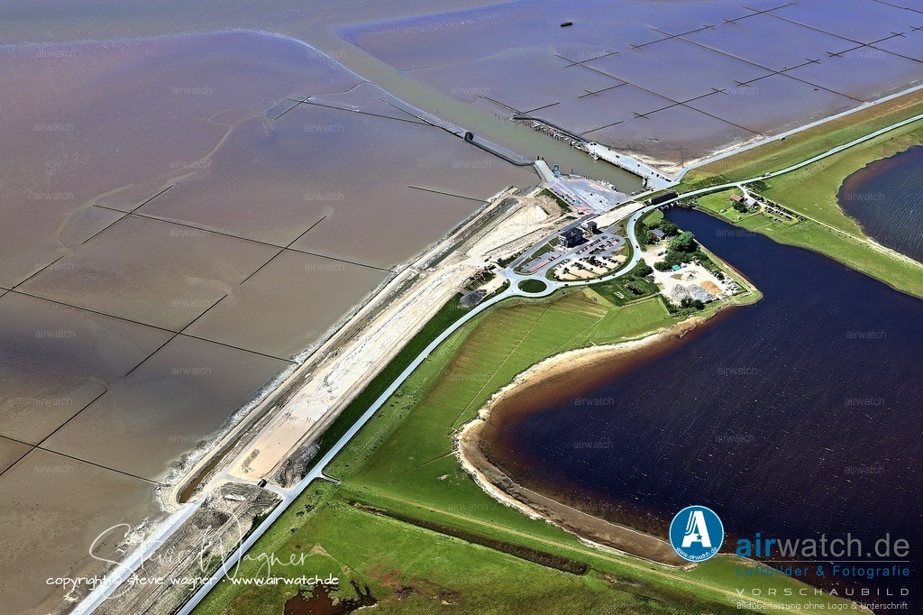 Nordfriesland Hafen Schluettsiel | Geschichte: Der Hafen wurde 1959 gebaut und besteht aus einem Abfertigungsterminal, einer Kraftfahrzeug-Verladestation sowie einem historischen Sielgebäude.