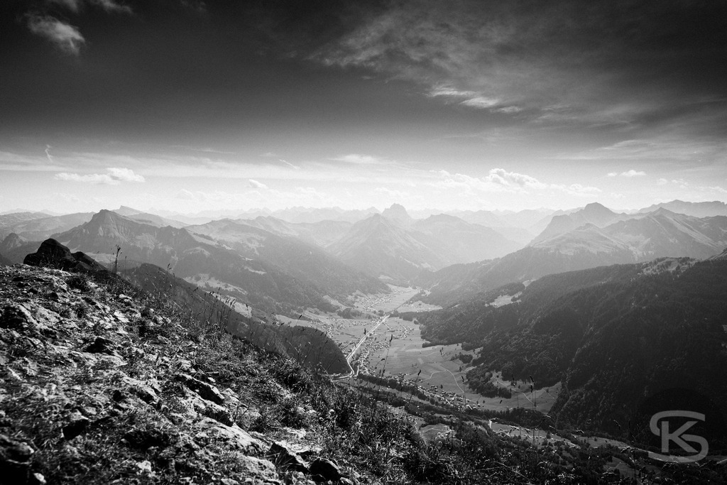 Fotoserie einer Gipfelbesteigung der Kanisfluh im Bregenzerwald 2018. Eindrucksvolle Bergfotografie vom Aufstieg, Gipfel und Abstieg des markanten Felsmassivs in den Vorarlberger Alpen von Stefan Kuhn. | Schwarzweiss Fotoserie einer Gipfelbesteigung der Kanisfluh im Bregenzerwald 2018. Eindrucksvolle Bergfotografie vom Aufstieg, Gipfel und Abstieg des markanten Felsmassivs in den Vorarlberger Alpen von Stefan Kuhn. - Realisiert mit Pictrs.com
