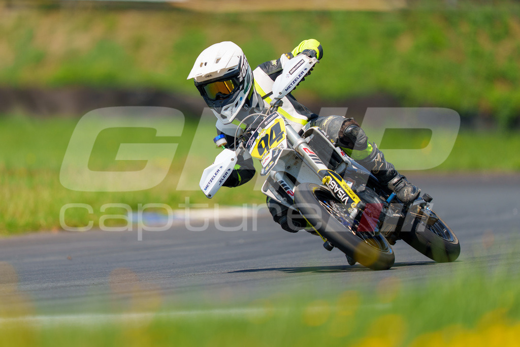 G-Cup + Supermoto Staatsmeisterschaft + Hungarian Supermoto Championship | GRIPcapture steht für authentische Sportfotografie in Österreich – für Momente, die mehr sind als Geschwindigkeit oder Ergebnis. Es geht um Emotion, Spannung, Fokus und den Augenblick, der oft nur einen Wimpernschlag dauert.Ob Motorsport, Teamsport oder 
