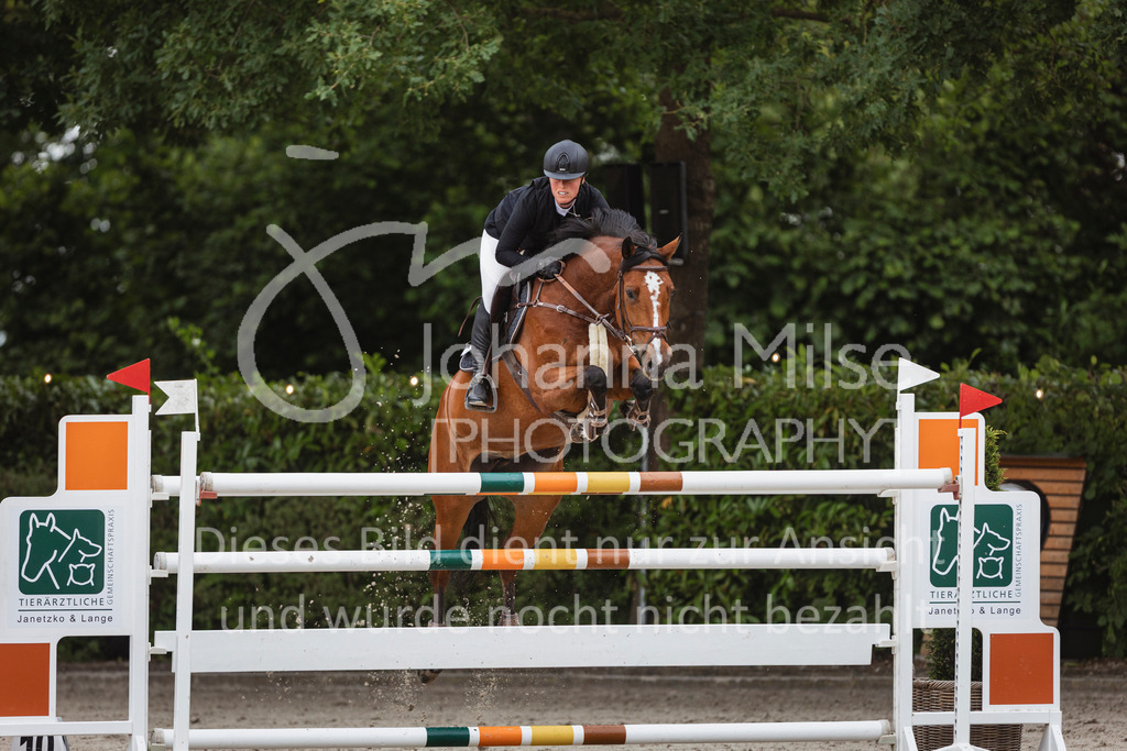 240614_Lemwerder_S1-Springen-522 | Deine schönsten Turniermomente als professionelle Fotos! Entdecke hochwertige Pferdesport-Fotografie im Online-Shop. Jetzt Fotos finden & bestellen!