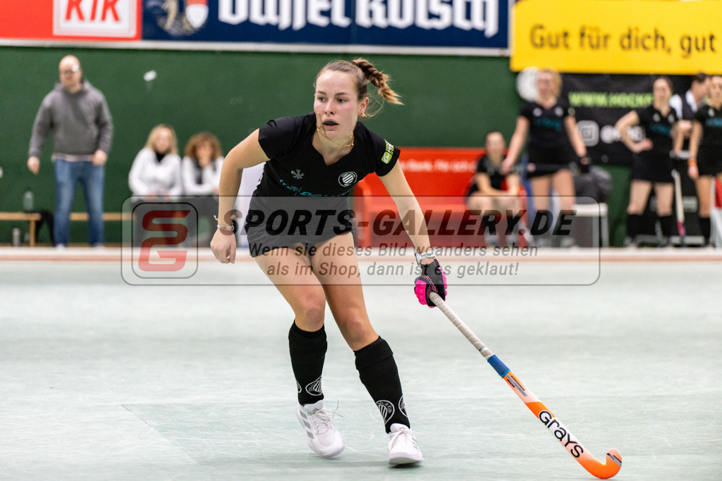 SFE_20250112_0058 | Köln, Deutschland, 12.01.2025:  ßHockey 1. Bundesliga Damen Rot-Weiss Köln - Schwarz-Weiß Köln im KTHC Stadion Rot-Weiss Köln Tennis and Hockey Club am 12.01.2025 in Köln, Deutschland. (Foto von Stephan Fehrmann)Köln, Germany, 12.01.2025: ßHockey 1. Bundesliga Damen Rot-Weiss Köln - Schwarz-Weiß Köln in KTHC Stadion Rot-Weiss Köln Tennis and Hockey Club at 12.01.2025 in Köln, Deutschland. (Foto from Stephan Fehrmann)