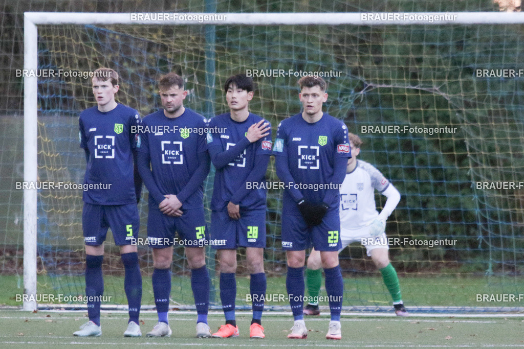 30.11.2025 SC St. Tönis - 1. FC Monheim | Tönisvorst, Deutschland, 30.11.25:  Niklas Withofs und Maximilian Pohlig und Fumito Okihara und Mario Knops (SC St. Tönis) bei einem Freistoß während des Oberliga Niederrhein Spiels zwischen SC St. Tönis - 1. FC Monheim am 30. November 2025 in Tönisvorst, Deutschland. (Foto Ralph Görtz / Brauer-Fotoagentur)