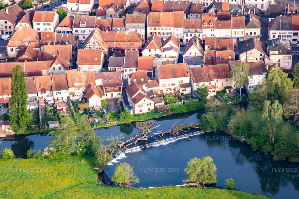 Aerial view: Saar river weir at Rue du Moulin in Sarralbe in the state Moselle, France.Photo: IMG_140558.jpg taken on 05/01/2024 by Werner Riehm/FLY-FOTO.comResolution of the original: 4169 x 2780 px