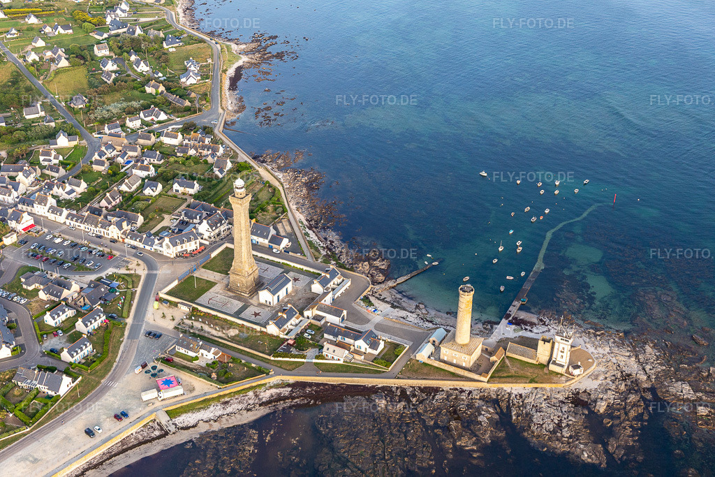 Luftbild: Phare d’Eckmühl und Der Alte Leuchtturm von Penmarch in Penmarch im Bundesland Finistère in Frankreich. – Foto: IMG_132612.jpg vom 17.06.2022 durch Werner Riehm/FLY-FOTO.de – Auflösung des Originals: 5472 x 3648 px – Mairie de Penmarc'h