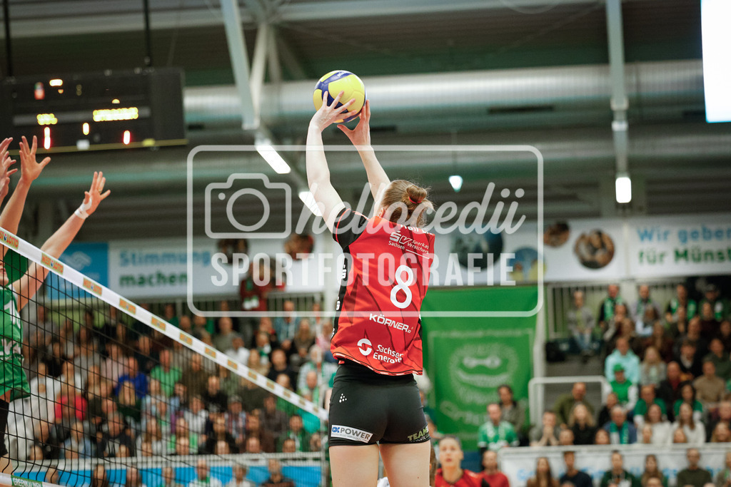 Volleyball I Frauen I Saison 2025-2026 I Bundesliga I Playoff-Viertelfinale 2 I USC Münster - Dresdner SC-36 | Jette Kuipers (8, Dresdner SC) Spielt den Ball locker über das Netz. - Realisiert mit Pictrs.com