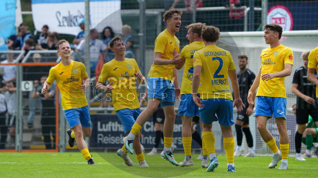 Fußball, Herren, Saison 2025/2026, Regionalliga Nordost, 2. Spieltag, FSV 63 Luckenwalde vs. Chemnitzer FC, Samstag 02.08.2025, Werner-Seelenbinder-Stadion Luckenwalde | Fußball, Herren, Saison 2025/2026, Regionalliga Nordost, 2. Spieltag, FSV 63 Luckenwalde vs. Chemnitzer FC, Samstag 02.08.2025, Werner-Seelenbinder-Stadion Luckenwalde, Im Bild: Jubel beim FSV 63 Luckenwalde um Torschütze Sofiene Jannene (m.) - Realisiert mit Pictrs.com