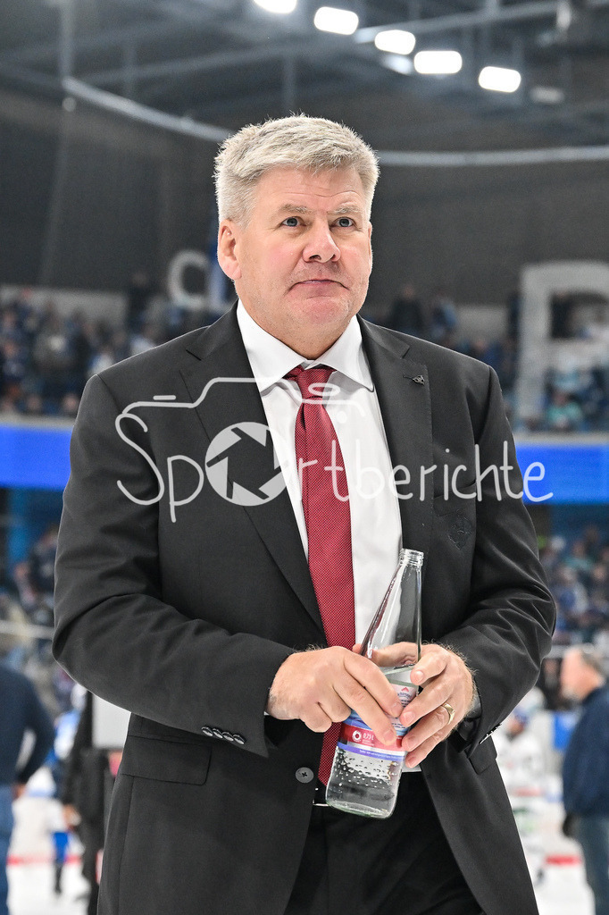 Dresdener Eislöwen - Augsburger Panther | Im Bild Bill PETERS Trainer Augsburger Panther nach dem Sieg in Dresden / Einzelfoto / Freisteller / DEL: Dresdener Eislöwen - Augsburger Panther; Joynext-Arena am 05.10.2025