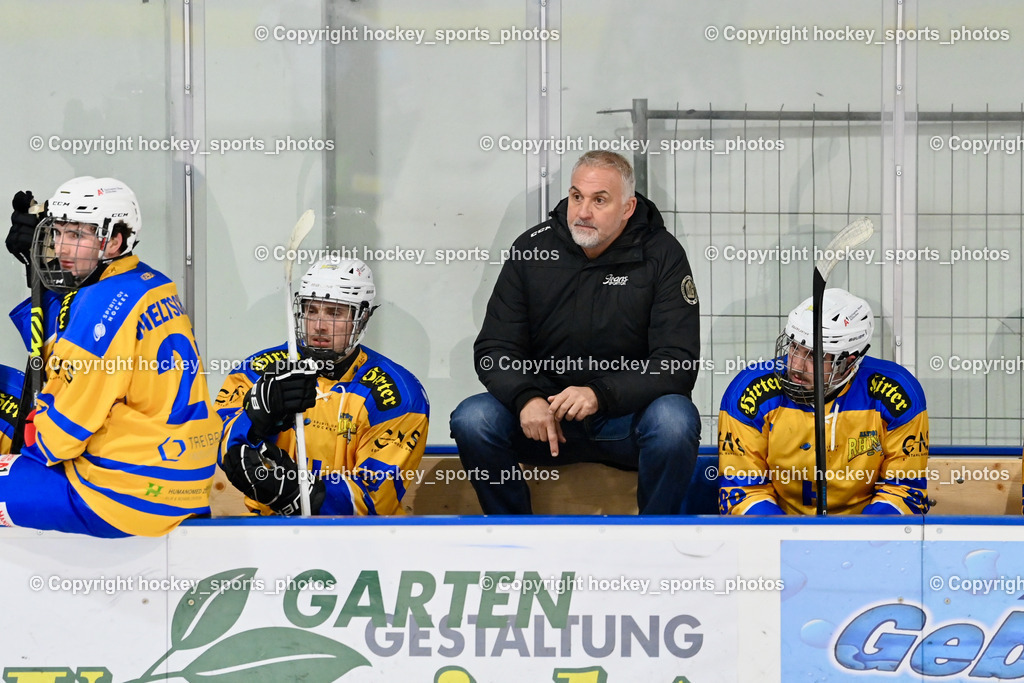 ESC SOCCERZONE STEINDORF vs. 1. EHC ALTHOFEN | Spielerbank EHC Althofen, Headcoach 1. EHC ALTHOFEN Ressmann Gerald, ESC SOCCERZONE STEINDORF vs. 1. EHC ALTHOFEN, ESC SOCCERZONE STEINDORF vs. 1. EHC ALTHOFEN am 28.02.2025 in Steindorf (Ossiachersee Halle), Austria, (Photo by Bernd Stefan)