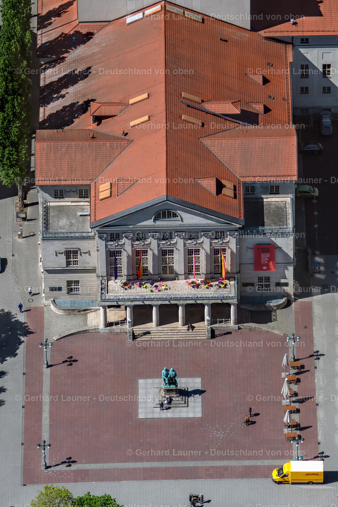 4026832 | WEIMAR 07.05.2020 Gebäude des Konzerthauses und Theater- Schauspielhauses " Deutsches Nationaltheater und Staatskapelle Weimar " mit dem Goethe-Schiller-Denkmal am Theaterplatz in Weimar im Bundesland Thüringen, Deutschland. // Building of the concert hall and theater playhouse " Deutsches Nationaltheater und Staatskapelle Weimar " with the Goethe-Schiller monument on Theaterplatz in Weimar in the state Thuringia, Germany. Foto: Gerhard Launer