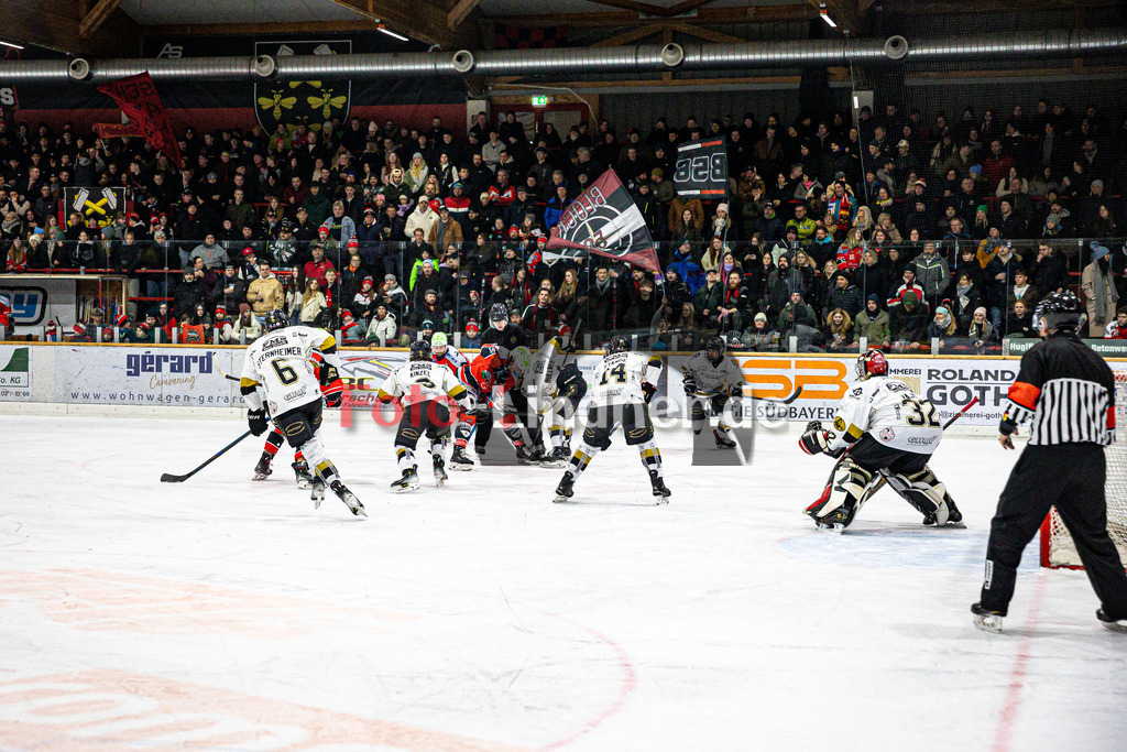 TSV Peißenberg MINERS gegen EHC Königsbrunn PINGUINE | Eishockey Bayernliga Herren Playoffs Viertelfinale 2024/25 - Spiel 4 von 7, TSV Peißenberg MINERS gegen EHC Königsbrunn PINGUINE, 20250216,Bully, Zuschauer im Hintergrund,2025-02-16 in Peißenberg (Eisstadion Peißenberg)Copyright: WolfgangxLindner foto-lindner.de