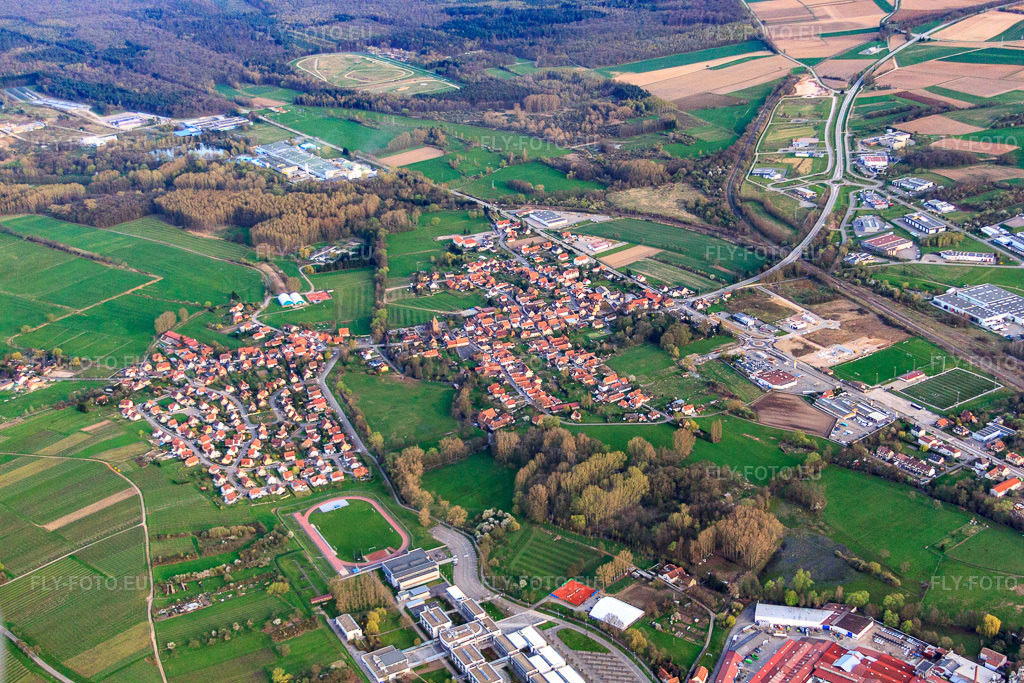 Vue aérienne: Vue de la ville depuis l'ouest à le quartier Altenstadt in Wissembourg dans le département Bas Rhin, France – .Photo: IMG_56572.jpg prise le 17/04/2013 par Werner Riehm/FLY-FOTO.eu – Résolution de l'original: 4752 x 3168 px