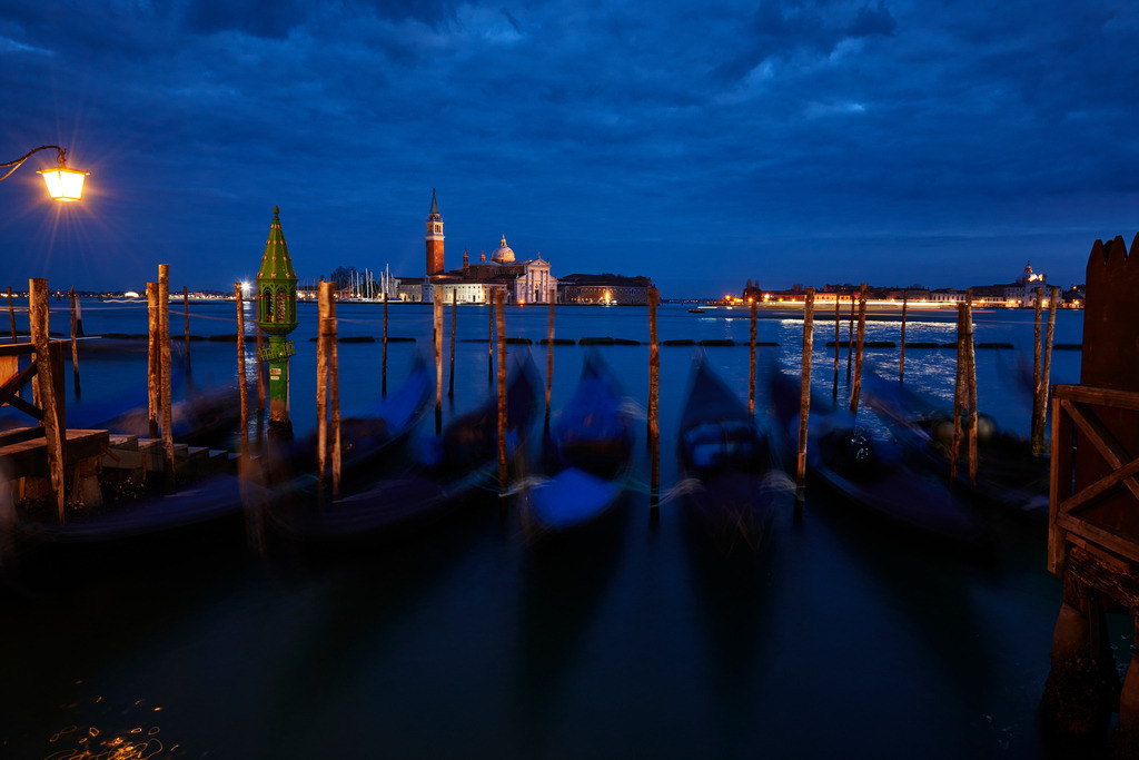 Gondeln und Kirche San Giorgio Maggiore im Abendlicht | Venedig, Italien - December 04, 2016: Gondeln und Kirche San Giorgio Maggiore im Abendlicht. - Realisiert mit Pictrs.com