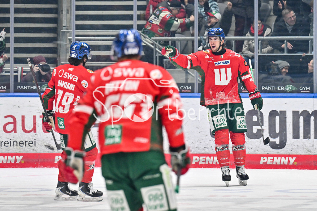Augsburger Panther - Schwenninger Wild Wings | AUGSBURG, GERMANY - 02. JANUARY: Jubel der Panther nach dem Treffer zum 4-0 durch Thomas SCHEMITSCH (Augsburger Panther 62) / Tor / Torschuetze / Freude / Happy während dem Match zwischen den Augsburger Panthern und den Schwenninger Wild Wings am 35. Spieltag der Penny DEL im Curt Frenzel Stadion