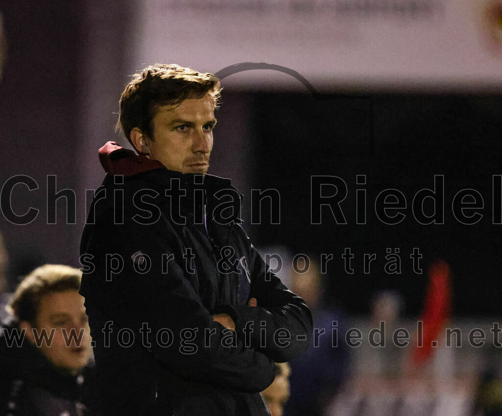 2023-10-27_111_VfB_Hallbergmoos_gegen_FC_Schwaig | Hallbergmoos, Deutschland, 27.10.2023:
Fußball, Landesliga Südost 2023 / 2024, 18. Spieltag, VfB Hallbergmoos gegen FC Schwaig, Endergebnis: 2:3

Trainer Anselm Küchle (VfB Hallbergmoos)

Foto: Christian Riedel / fotografie-riedel.net