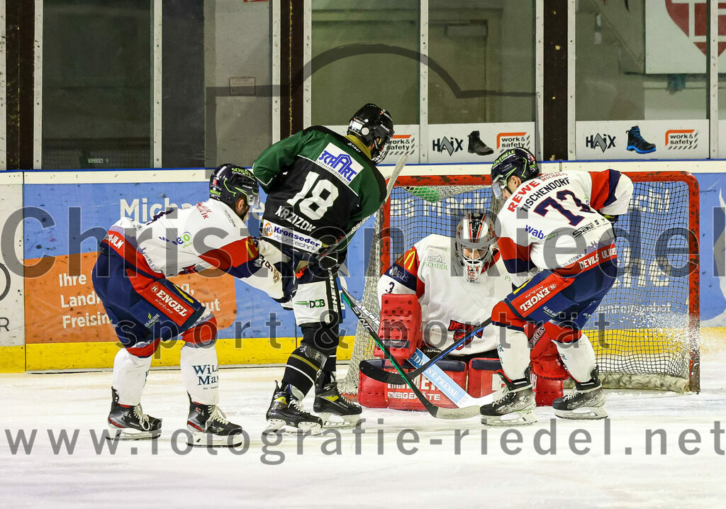 2023-01-13_017_TSV_Erding_gegen_VfE_Ulm-Neu-Ulm | Erding, Deutschland, 13.01.2023:
Eishockey, Bayernliga 2022 / 2023, 27. Spieltag, TSV Erding gegen VfE Ulm/Neu-Ulm, Endergebnis: 6:1

Jon Jäger (VfE Ulm/Neu-Ulm e. V., #9), Daniel Krzizok (Erding Gladiators, #18), Torwart David Heckenberger (VfE Ulm/Neu-Ulm e. V., #3), Julian Tischendorf (VfE Ulm/Neu-Ulm e. V., #73)

Foto: Christian Riedel / fotografie-riedel.net