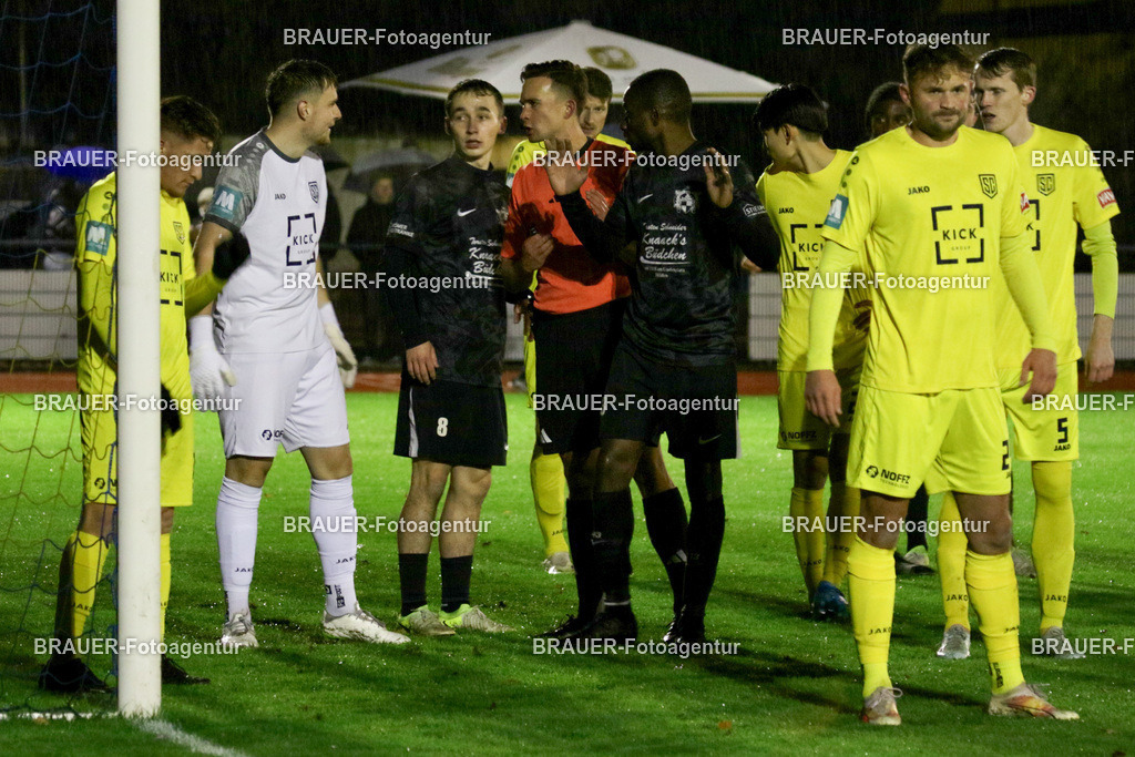 19.11.2025 SC St. Tönis - VfB Hilden | Tönisvorst, Deutschland, 20.11.2025: Simon Sell (SC St. Tönis) spricht mit Schiedsrichter Jan Peter Weßels während des Niederrheinpokal - Spiel zwischen SC St. Tönis und VfB Hilden am 20.11. 2025 im Tönisvorster YAYLA-Sportpark Jahn-Stadion in Tönisvorst, Deutschland. (Foto Ralph Görtz / Brauer-Fotoagentur)