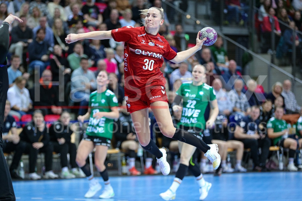 Handball, Bundesliga Frauen, VfL Oldenburg - SG BBM Bietigheim | v.li.: Jenny Behrend (SG BBM Bietigheim, 30) beim Wurf, am Ball, Spielszene, Aktion, Action