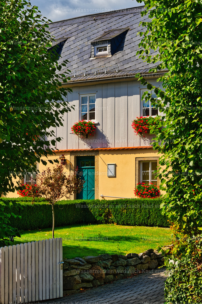 Herrnhut - Comeniusstraße | Comeniusstraße in Herrnhut – historischer Mittelpunkt der Stadt mit klassischer Bebauung, viel Grün und besonderem Charme der Herrnhuter Ortsgeschichte. Herrnhut ist eine Stadt im sächsischen Landkreis Görlitz in der Oberlausitz. Zentral zwischen den Städten Löbau und Zittau gelegen, ist sie als Gründungsort der Herrnhuter Brüdergemeine, durch die Produktion der Herrnhuter Sterne und internationale Missionsarbeit bekannt. - Realisiert mit Pictrs.com