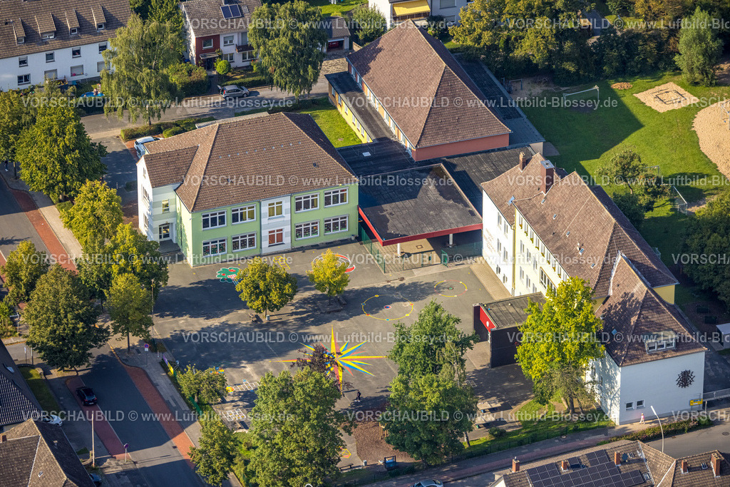 Beckum230805800Neubeckum | Luftbild, Friedrich-von-Bodelschwingh-Schule, Stern auf dem Schulhof, Neubeckum, Beckum, Münsterland, Nordrhein-Westfalen, Deutschland