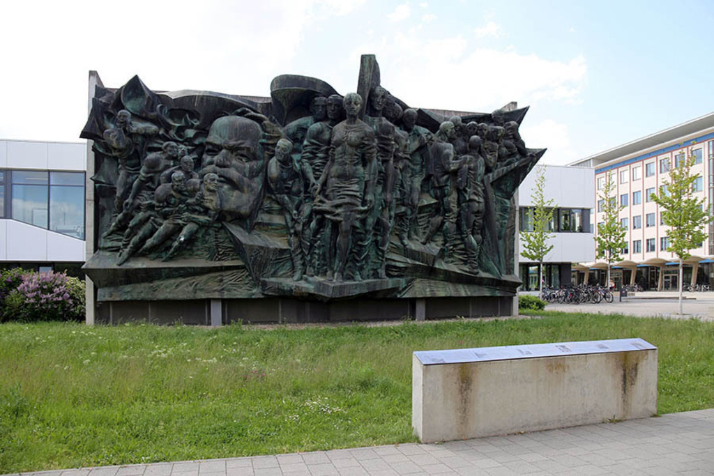 Bronzerelief Aufbruch | Das Team hinter BILDLEXIKON LEIPZIG bündelt historische wie aktuelle Informationen über die Stadt Leipzig in Text und Bild auf einer Plattform und stellt diese der interessierten Öffentlichkeit zur Verfügung.
