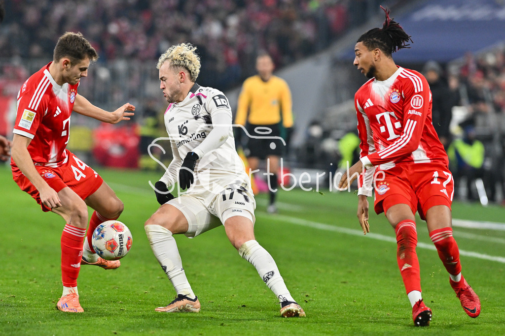 FC Bayern München - 1. FSV Mainz 05 | MUNICH, GERMANY - 14. DECEMBER: v. l. Josip STANISIC (FC Bayern Munich 44), Benedict HOLLERBACH (1. FSV Mainz 05 17) und Michael OLISE (FC Bayern Munich 17) während dem Bundesligamatch zwischen dem FC Bayern München und dem 1. FSV Mainz 05 am 14. Spieltag in der Allianz Arena / DFL REGULATIONS PROHIBIT ANY USE OF PHOTOGRAPHS AS IMAGE SEQUENCES AND/OR QUASI-VIDEO