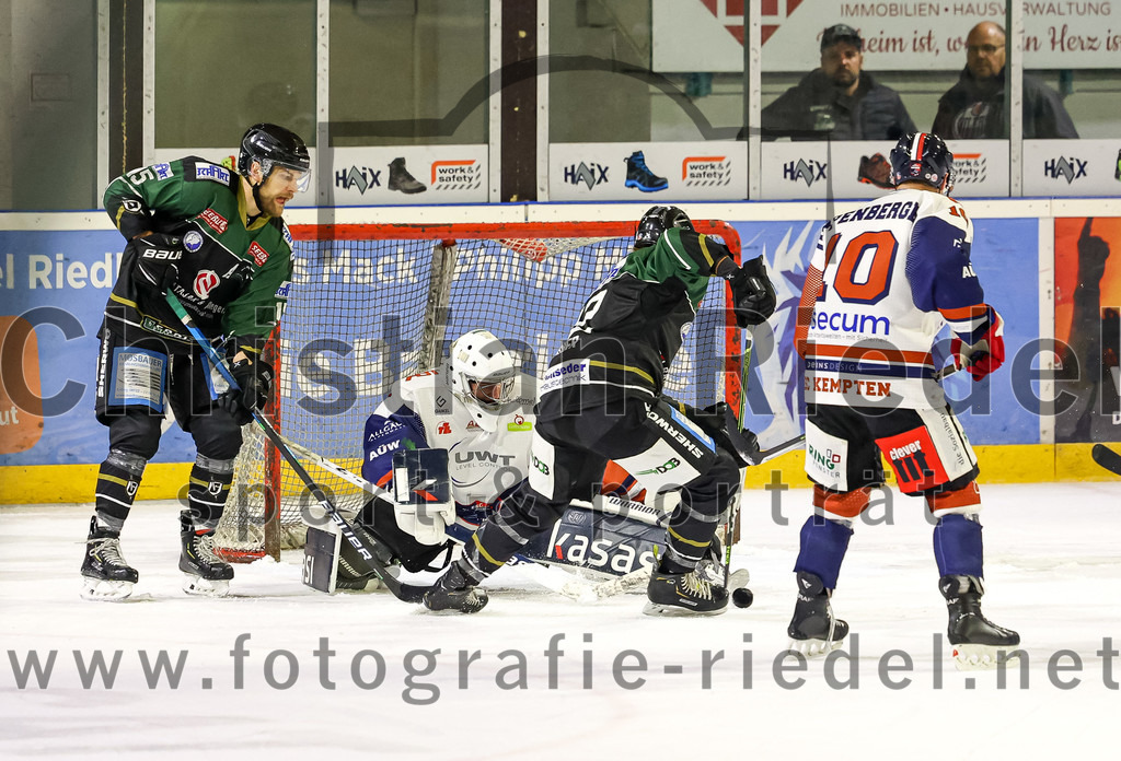 2022-10-23_076_TSV_Erding_gegen_ESC_Kempten | Erding, Deutschland, 23.10.2022:
Eishockey, Bayernliga 2022 / 2023, 7. Spieltag, TSV Erding gegen ESC Kempten, Endergebnis: 

Torwart David Blaschta (ESC Kempten, #1), Christoph Furtner (Erding Gladiators, #22), Nikolas Oppenberger (ESC Kempten, #10)

Foto: Christian Riedel / fotografie-riedel.net