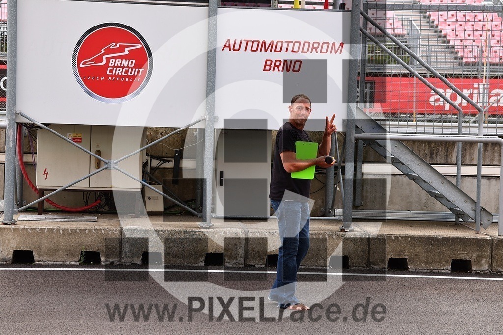 social-20250830_07235 | Schöne Erinnerungen an spannende Momente - das festzuhalten ist unser Job. PIXELrace.de ist seit 2003 auf den Rennstrecken Europas unterwegs um die Action draußen beim Fahren und die wunderbare Stimmung imm Fahrerlager für euch einzufangen.