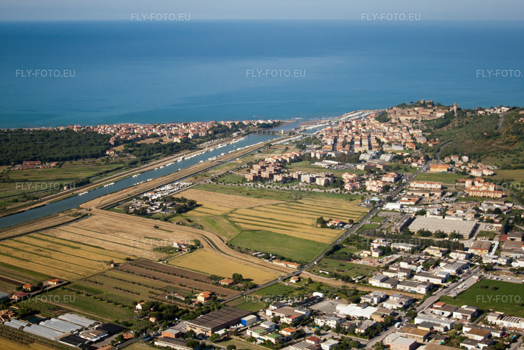 Vue aérienne: Vue de la ville à Castiglione della Pescaia dans le département Toscane, Italie. Photo: IMG_28254.jpg prise le 01/06/2010 par Werner Riehm/FLY-FOTO.eu – Résolution de l'original: 4752 x 3168 px