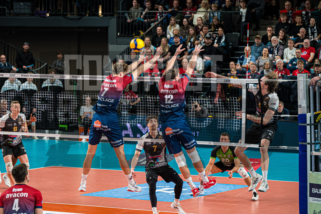 Volleyball I Herren I Saison 2025/2026 I Bundesliga I SVG Lüneburg - Barock Volleys MTV Ludwigsburg | Block aus Joscha Kunstmann (7, SVG Lüneburg) und Santeri Riku Matias Välimaa (12, SVG Lüneburg) gegen Ben-Simon Bonin (6, Barock Volleys MTV Ludwigsburg) - Realisiert mit Pictrs.com
