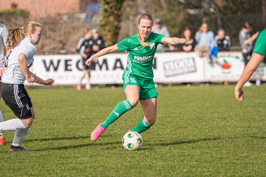 Fußball I Frauen I Saison 2025-2026 I Oberliga Niedersachsen I 15. Spieltag I TuS Lutten - FC Jesteburg-Bendestorf I 6569 | jns.sportfotos - Realisiert mit Pictrs.com