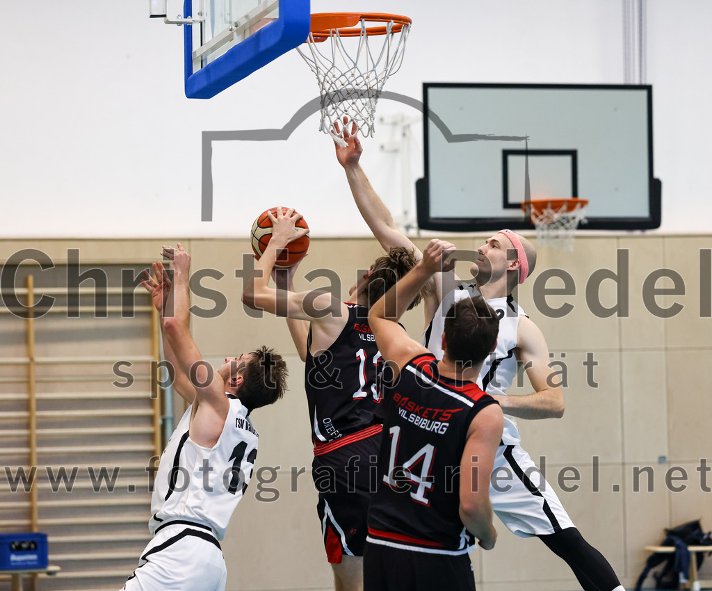 2022-10-16_058_TSV_Vaterstetten_gegen_Baskets_Vilsbiburg_2 | Vaterstetten, Deutschland, 16.10.2022:
Basketball, Bayernliga Herren Südost 2022 / 2023, 1. Spieltag, TSV Vaterstetten gegen Baskets Vilsbiburg 2, Endergebnis: 83:64

Konstantin Huber (TSV Vaterstetten, #13), D. Esch (Baskets Vilsbiburg, #13), M. Engel (Baskets Vilsbiburg, #14), Christian Balszuweit (TSV Vaterstetten, #2)

Foto: Christian Riedel / fotografie-riedel.net