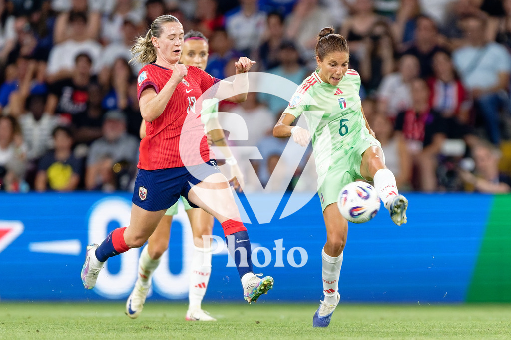 Norway v Italy - UEFA Women's EURO 2025 Quarter-Final | GENEVA, SWITZERLAND - JULY 16: Manuela Giugliano of Italy (R) shoots under pressure from Elisabeth Terland of Norway (L)  during the UEFA Women's EURO 2025 Quarter-Final match between Norway and Italy at Stade de Geneve on July 16, 2025 in Geneva, Switzerland. (Photo by Giuseppe Velletri/Sports Press Photo/Getty Images)