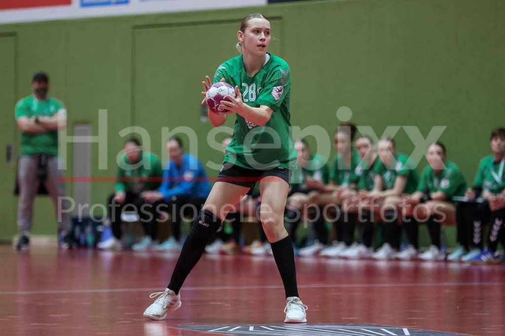 Handball, 2. Bundesliga Frauen, SV Werder Bremen - HSV Solingen-Gräfrath 76 | v.li.: Leni Ruwe (SV Werder Bremen, 28) am Ball, Spielszene, Aktion, Action