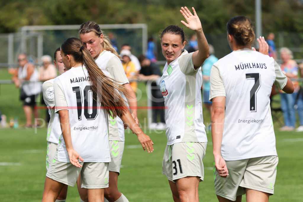 Fussball, Testspiel Frauen, TSG 1899 Hoffenheim - SV Werder Bremen | Spielerinnen des SV Werder Bremen mit Torjubel, Jubel, jubeln, jubelt, optimistisch, Spielszene, Highlight, Freude über das Tor