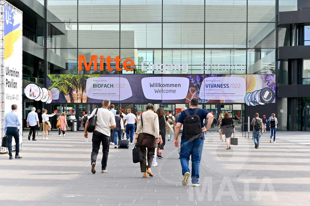 _DW03251 | Das Herz der internationalen Bio-Branche schlug vom 26.–29.07.2022 für vier Tage in Nürnberg. Die BIOFACH, Weltleitmesse für Bio-Lebensmittel, und die VIVANESS, Internationale Fachmesse für Naturkosmetik, meldet sich mit der einmaligen „Summer Edition“ zurück. Groß war die Wiedersehensfreude der über 24.000 Fachbesucher aus 137 Ländern. Im Fokus: Der persönliche Austausch, Networking und vertiefte Gespräche zu den Themen der Zeit. Aber auch: Neuheiten und Trends entdecken und eintauchen mit allen Sinnen in die Produktvielfalt der 2.276 Aussteller aus 94 Ländern. Nürnberg, 29.07.2022 - Realisiert mit Pictrs.com