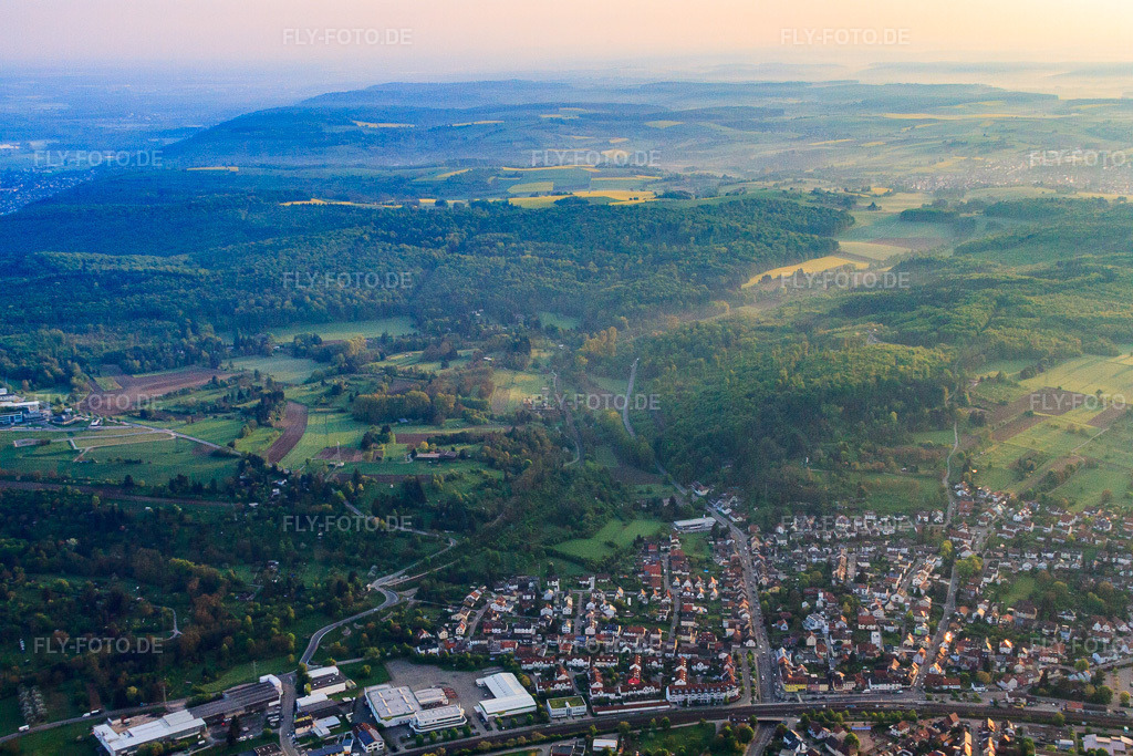Luftbild: Jöhlinger Straße (B293) im Ortsteil Berghausen in Pfinztal im Bundesland Baden-Württemberg in Deutschland. Foto: IMG_56914.jpg vom 08.05.2013 durch Werner Riehm/FLY-FOTO.de