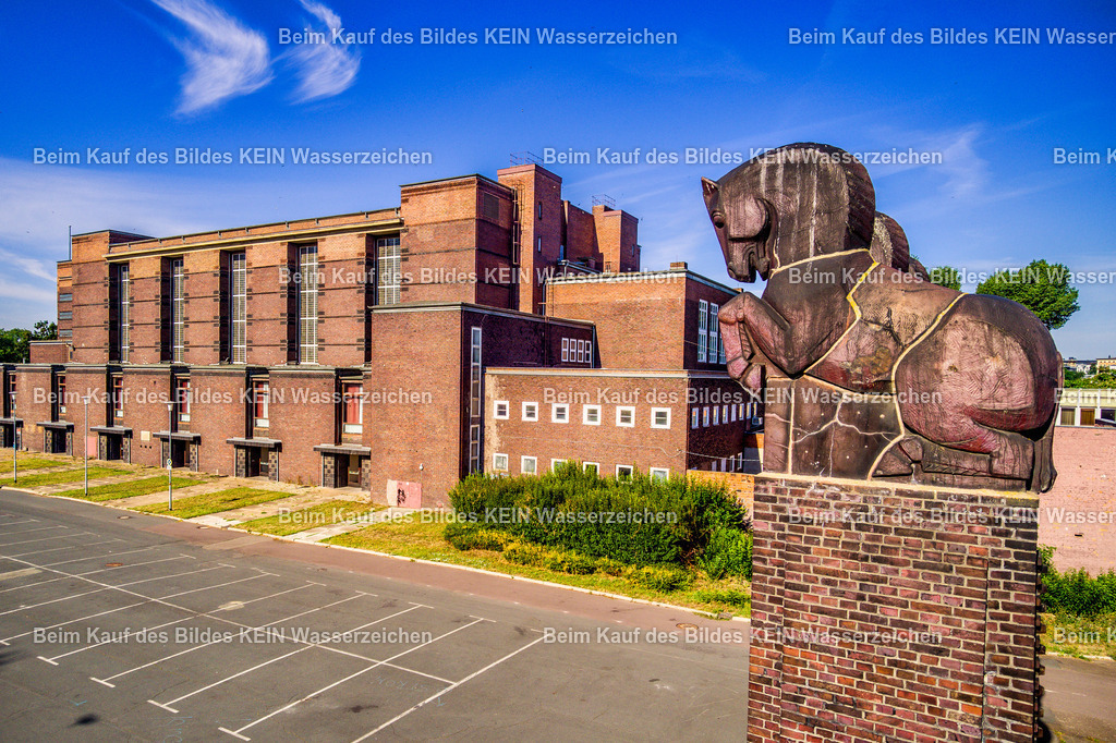 Magdeburg Stadthalle und Pferdetor im Rothehornpark-0104 | Luftbild des Pferdetors mit der Stadthalle in der Landeshauptstadt Magdeburg in Sachsen-Anhalt. Die Aufnahme zeigt das historische Pferdetor und die markante Stadthalle im Bereich des Rotehornparks. - Realisiert mit Pictrs.com