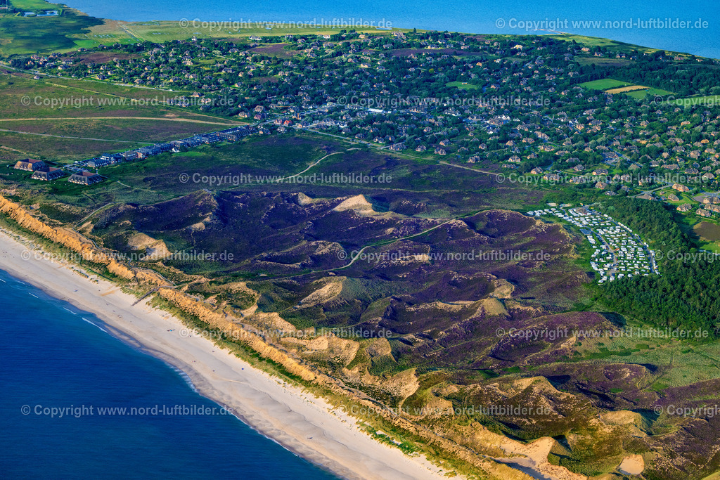 Sylt_Kampen_Strand_Rotes_Kliff_ELS_7050130825 | KAMPEN (SYLT) 13.08.2025 Küsten- Landschaft an der Steilküste Rotes Kliff mit dem Hotel Rungholt in Kampen (Sylt) im Bundesland Schleswig-Holstein, Deutschland. // Coastal landscape on the steep coast of Rotes Kliff with the Hotel Rungholt in Kampen (Sylt) in the state Schleswig-Holstein, Germany. Foto: Martin Elsen
