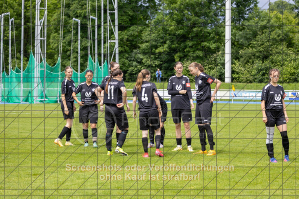 20250529_130032_0358 | #,  SGM Wendlingen-Ötlingen II (blau) vs. 1.FC Donzdorf II (schwarz), Fussball, Frauen-Bezirkspokal Finale Saison 2024/2025, Rasenplatz VfL Stadion Kirchheim, Jesinger Straße 105, 73230 Kirchheim, 29.05.2025 - 13:00 Uhr,Foto: PhotoPeet-Sportfotografie/Peter Harich