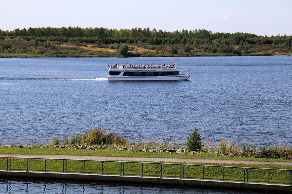 Foto: Leipzig - Markkleeberger See - Fahrgastschiff MS Wachau | Das Team hinter BILDLEXIKON LEIPZIG bündelt historische wie aktuelle Informationen über die Stadt Leipzig in Text und Bild auf einer Plattform und stellt diese der interessierten Öffentlichkeit zur Verfügung.