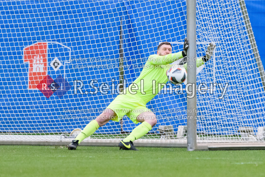Fußball, Saison 2022/23, Freundschaftsspiel, Hamburger SV II (U21) - Eimsbütteler TV, Trainingsplatz am Volksparkstadion (Hamburg), 28.03.2023 | Jo-Daniel Krohn (#41, ETV, Torwart, Teamkapitän) hält den Freistoß-Ball
