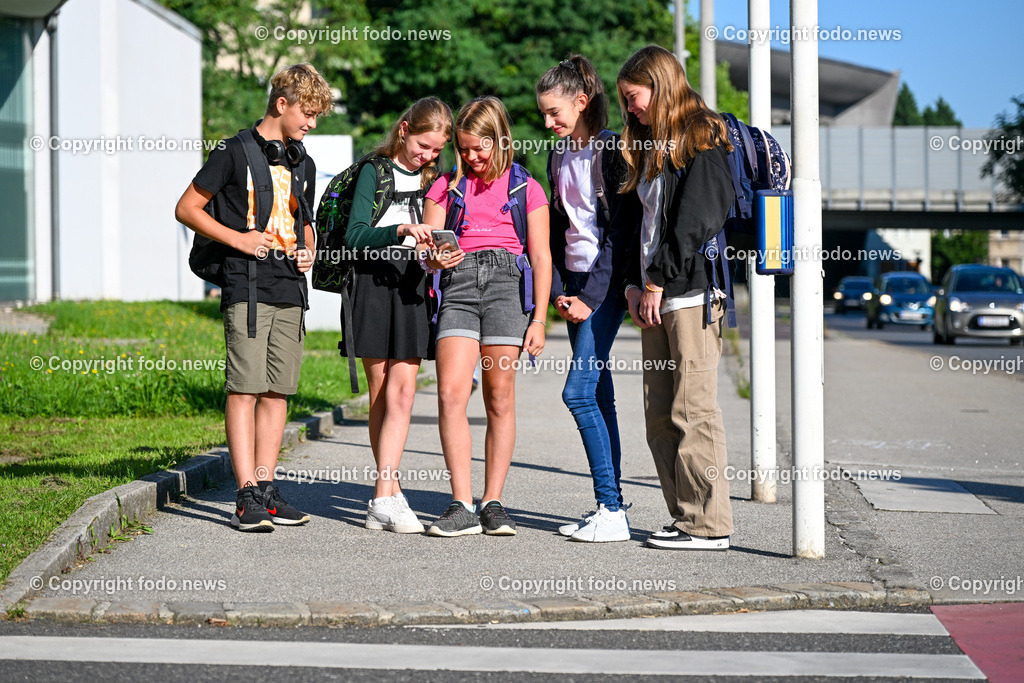 Pressegespraech OEAMTC Ooe und Polizei Ooe_ 05.09.2023_-2 | 05.09.2023, OEAMTC Linz, AUT, Pressegespraech OEAMTC Ooe und Polizei Ooe, Gefahr auf dem Schulweg im Bild Schueler und Schuelerinnen am Schulweg mit Handy, Smartphone, Kopfhoerer und Co