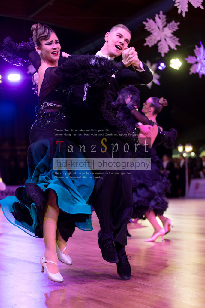 20241215_WDSF_Int_Open_Std-Riga-9008 | Tanzsportbilder, Standardtanz, Lateintanz, WDSF, DTV, LTVB, dancecomp, goc, hessen tanzt, blaues band der spree, walzer, tango, wiener walzer, slowfox, quickstepp, samba, rumba, cha-cha-cha, paso doble. jive, hd-kroft photography, turniertanzsport