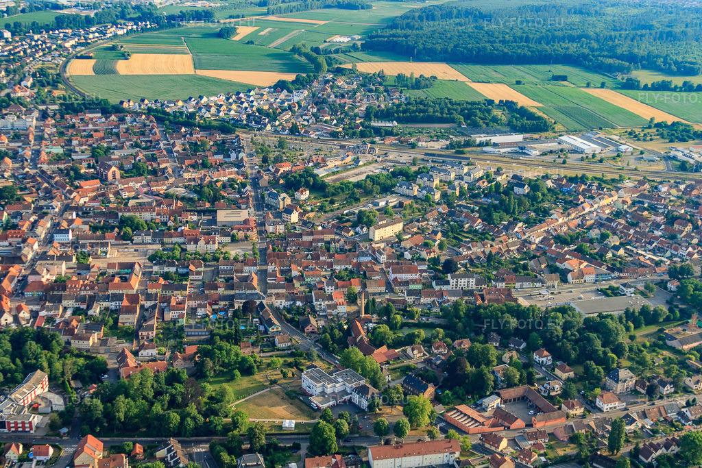 Vue aérienne: Vue de la ville depuis le nord à Bischwiller dans le département Bas Rhin, France.Photo: IMG_30446.jpg prise le 09/07/2010 par Werner Riehm/FLY-FOTO.euRésolution de l'original: 4752 x 3168 px