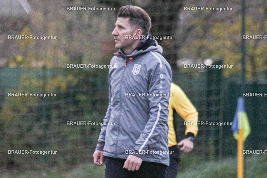 30.11.2025 SC St. Tönis - 1. FC Monheim | Tönisvorst, Deutschland, 30.11.25:  Trainer Bekim Kastrati (SC St. Tönis) schaut während des Oberliga Niederrhein Spiels zwischen SC St. Tönis - 1. FC Monheim am 30. November 2025 in Tönisvorst, Deutschland. (Foto Ralph Görtz /Brauer-Fotoagentur)